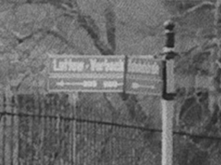 Ausschnittvergrößerung: Die einzig bekannte Abbildung eines Straßenschildes der ehem. Hagener Lettow- Vorbeck-Straße/ Ecke Bahnhofstraße. Heute steht an dieser Stelle das Gebäude der Deutschen Bank.